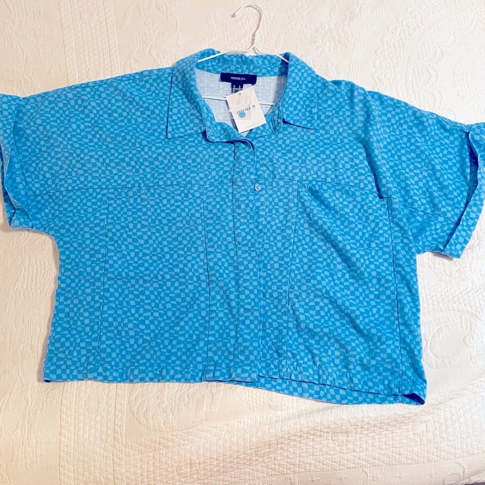 Forever 21 NWT Size 2X Women’s button up blouse in two tone blue. Short sleeve